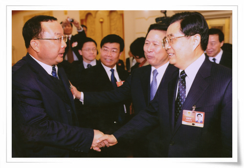 在十一屆全國人大會議上，時任中共中央總書記胡錦濤親切接見集團創始人劉慶年